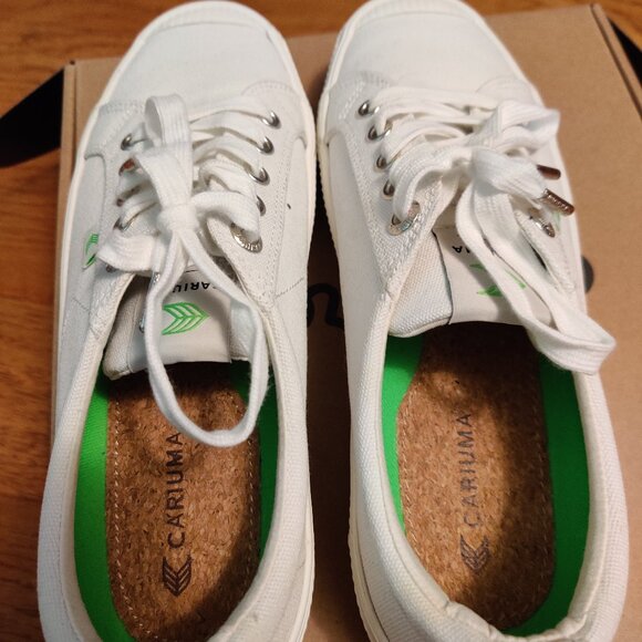 Cariuma white canvas Oca Low sneakers, W8 - Picture 1 of 3
